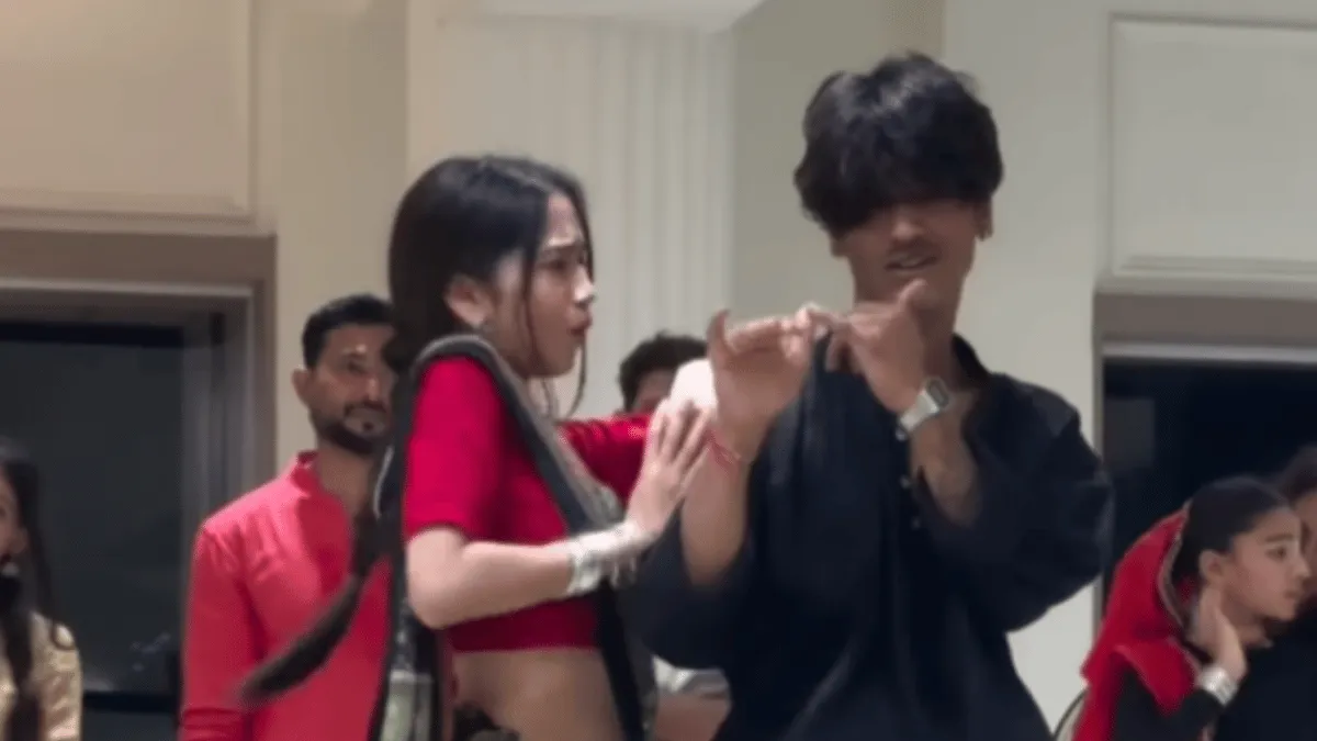 duo-dance-on-aamir-khan-radha-kaise-na-jale-song-turns-blockbuster-as-internet-is-in-love-with-smooth-moves-viral-video